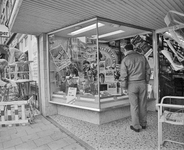 880652 Afbeelding van een etalage van Boekhandel Van Wijk (Oudegracht 124) te Utrecht, ingericht in het kader van de ...